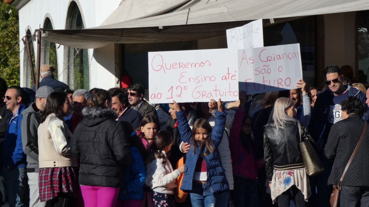 Riba de Ave manifesta-se por uma escola pública