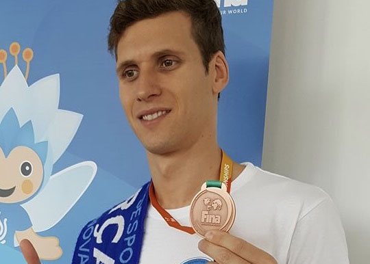 Adriano Niz bate três recordes nacionais