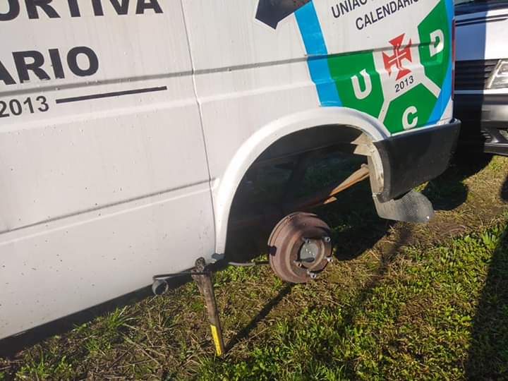 Roubaram os pneus da carrinha da UD Calendário