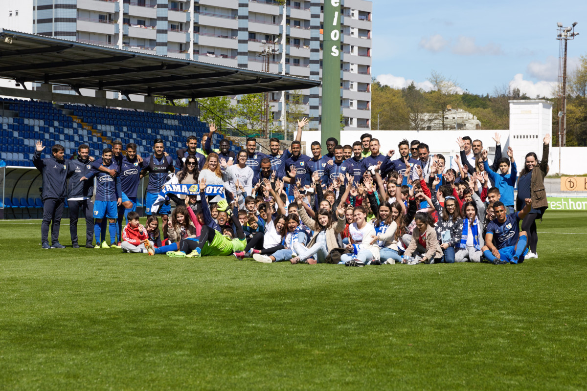 Crianças invadem treino e motivam jogadores do FC Famalicão