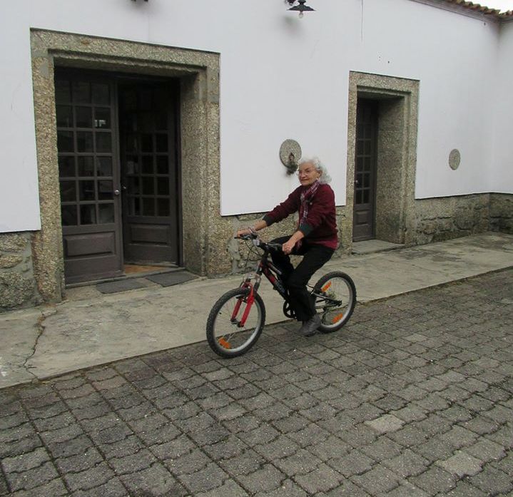 Seniores aprendem a andar de bicicleta