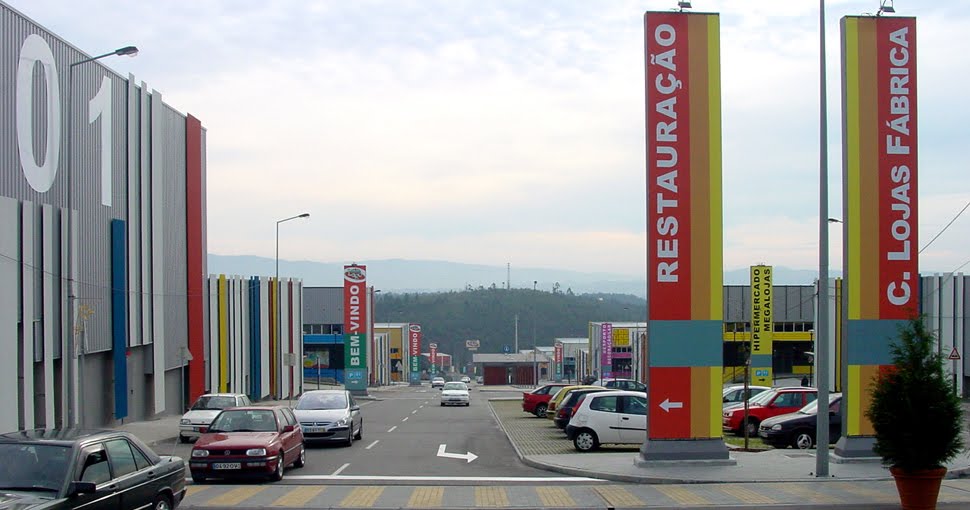 Famalicão: Três jovens feridos (um deles esfaqueado) no Lago Discount por grupo que fugiu