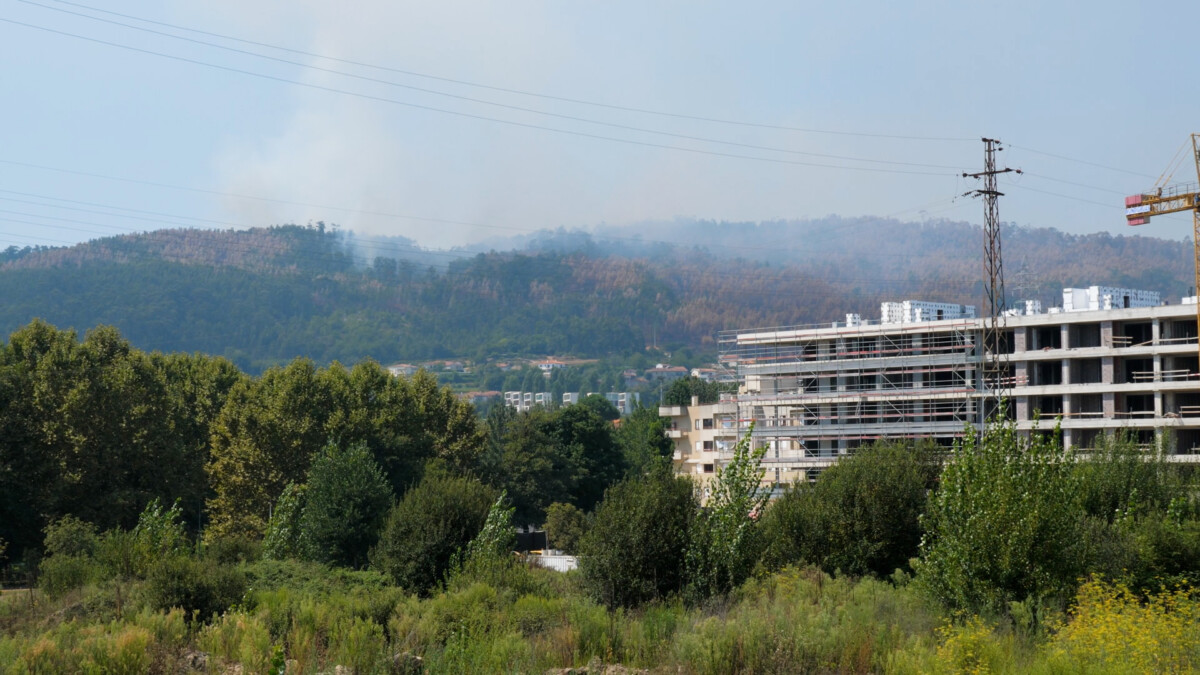 Freguesia de Joane com incêndio ativo em zona de floresta