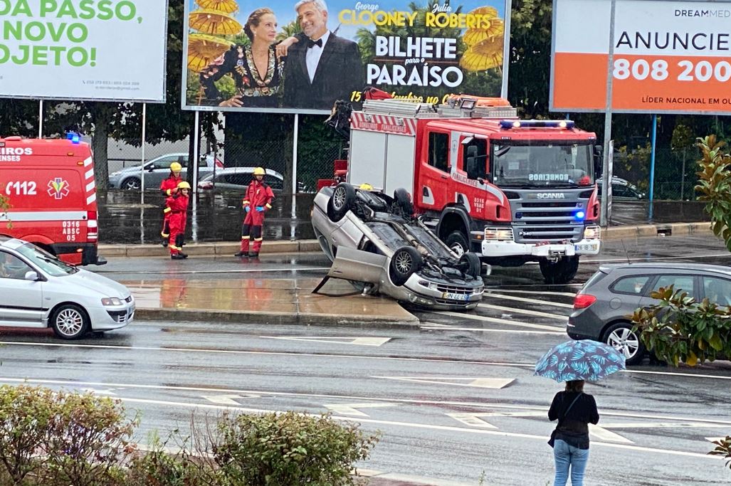 Famalicão: Carro despista-se e acaba por capotar na Avenida do Brasil