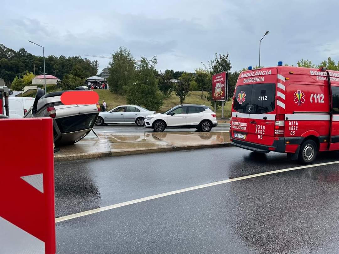 Famalicão: Dois feridos no despiste, seguido de capotamento, na rotunda do Auchan