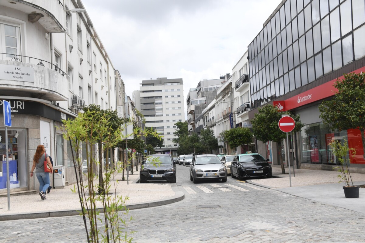 Famalicão: Já se circula no sentido contrário na rua Vasconcelos e Castro e Alves Roçadas
