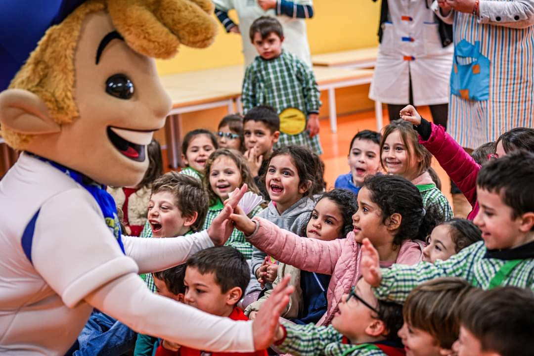 Famalicão: Crianças do Centro Escolar de Antas incentivam jogadores do Famalicão