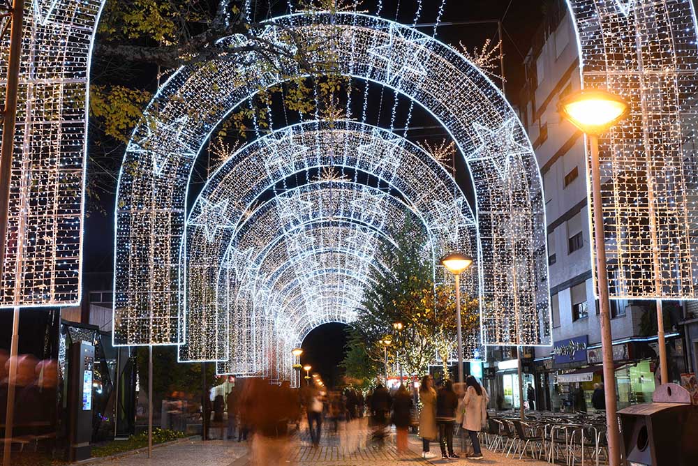 Famalicão: Iluminação de Natal já está a ser instalada