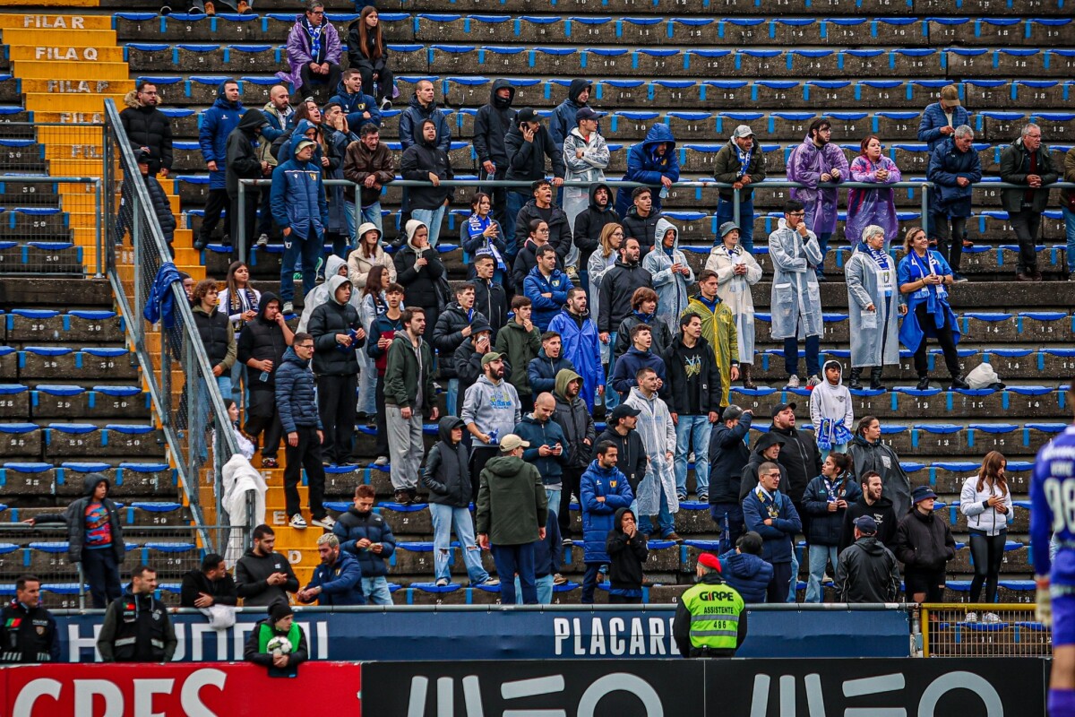 FC Famalicão oferece bilhetes aos sócios que em dia de temporal assistiram ao jogo com o Paços de Ferreira