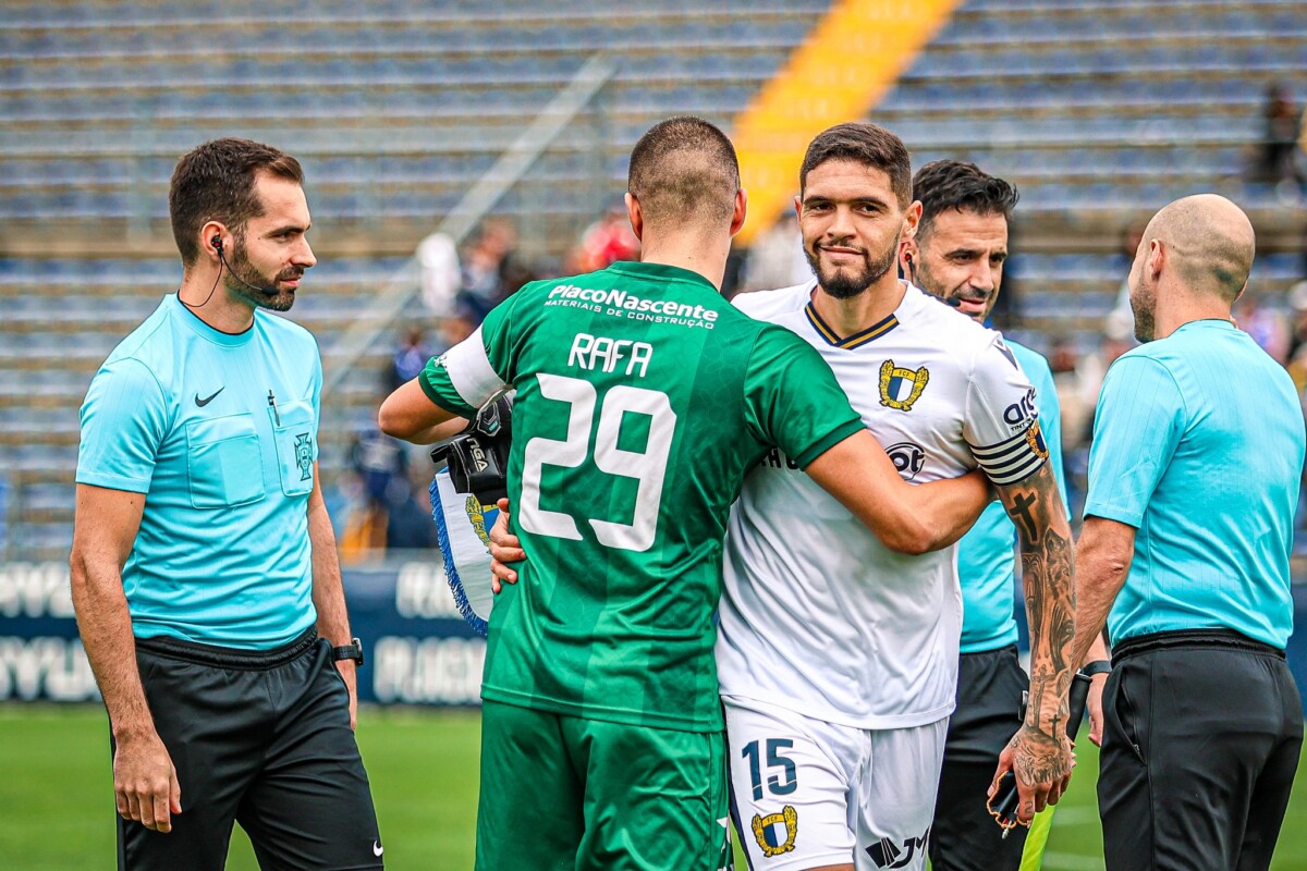 FC Famalicão oferece camisolas aos famalicenses que jogam no Dumiense