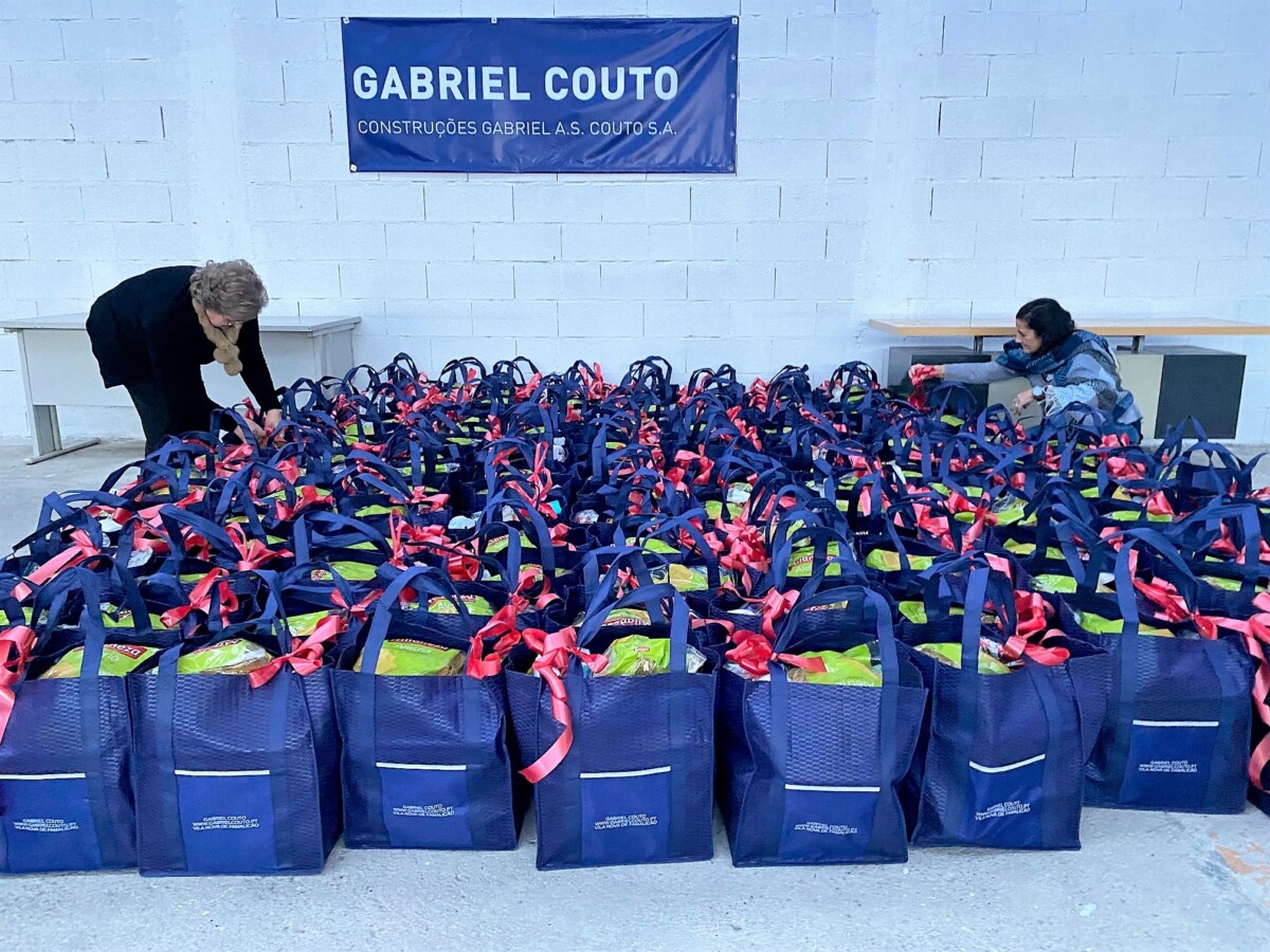 Famalicão: Gabriel Couto entrega cabazes de Natal a 150 famílias