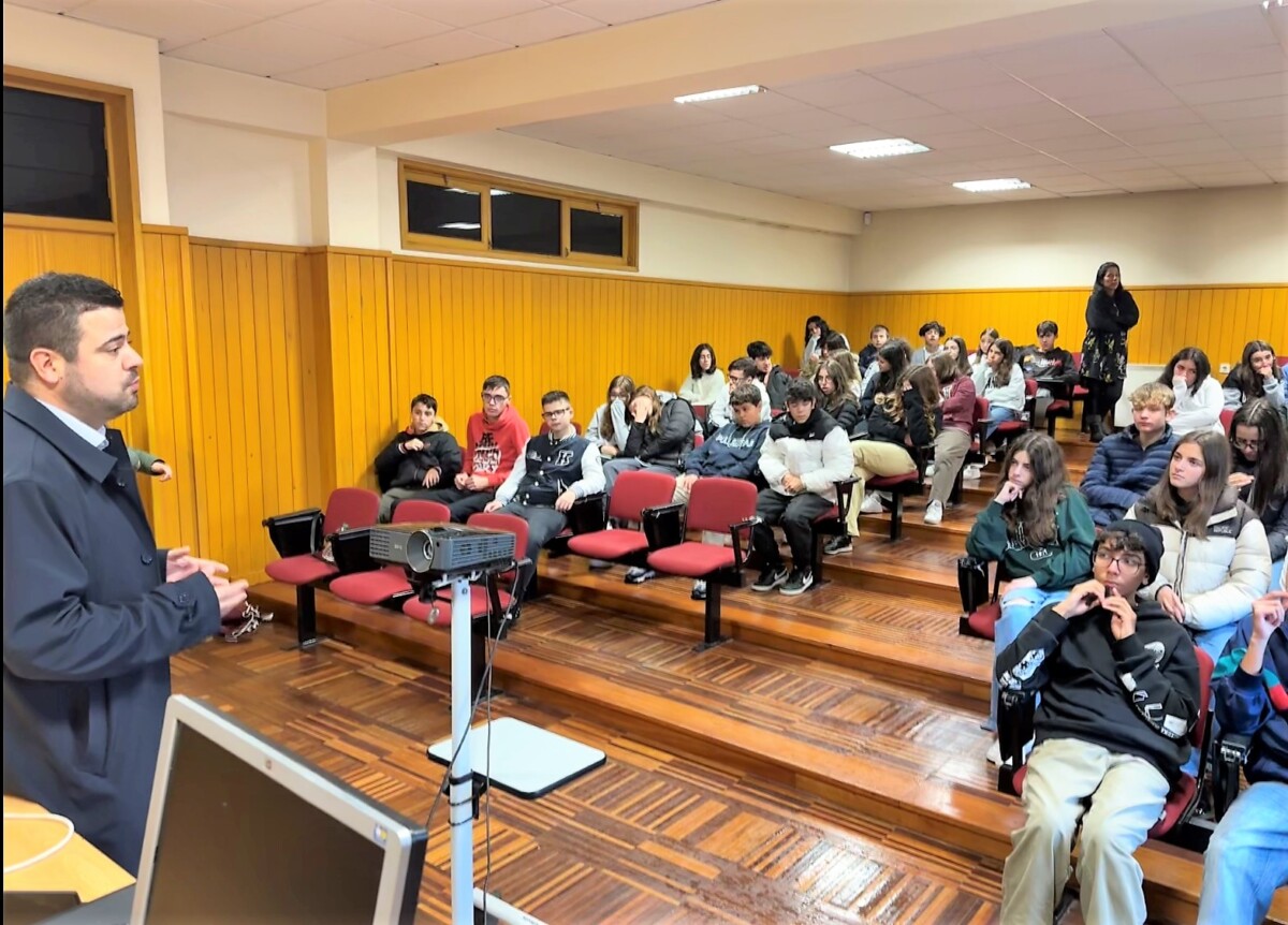 Famalicão: Deputado Eduardo Oliveira discute saúde mental com jovens de escolas
