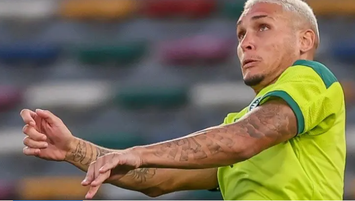Imprensa brasileira coloca defesa do Flamengo e avançado do Palmeiras no radar do FC Famalicão