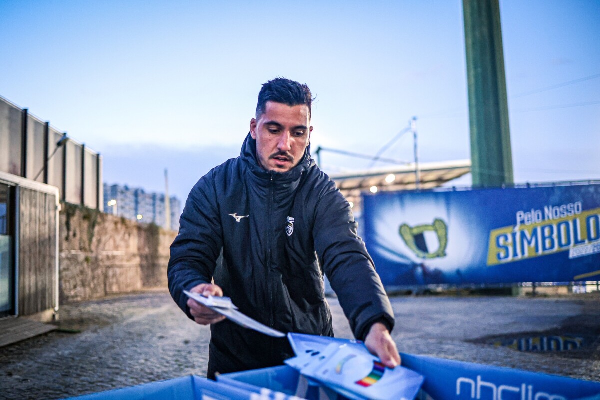 Jogadores do Portimonense participaram em ação solidária do Famalicão e doaram material escolar
