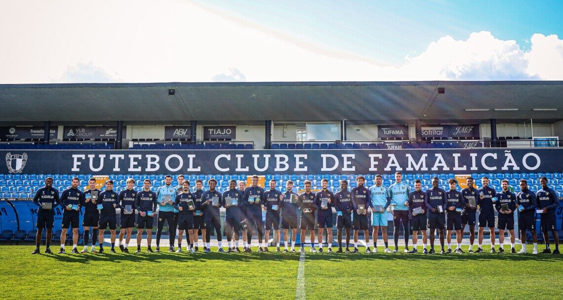 O jogo ainda não começou, mas o Famalicão já marcou um grande golo: o da solidariedade