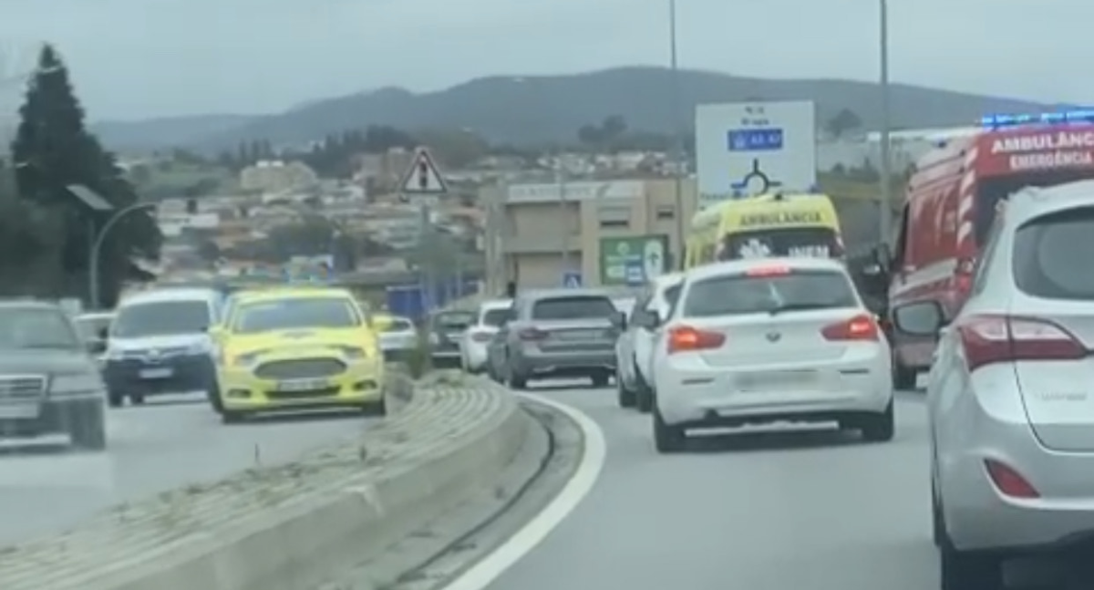 Atualização: Condutor de mota em estado grave após despiste