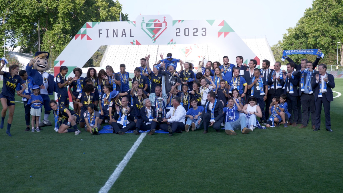 Famalicão: Vencedoras da Taça de Portugal dão autógrafos na Câmara Municipal