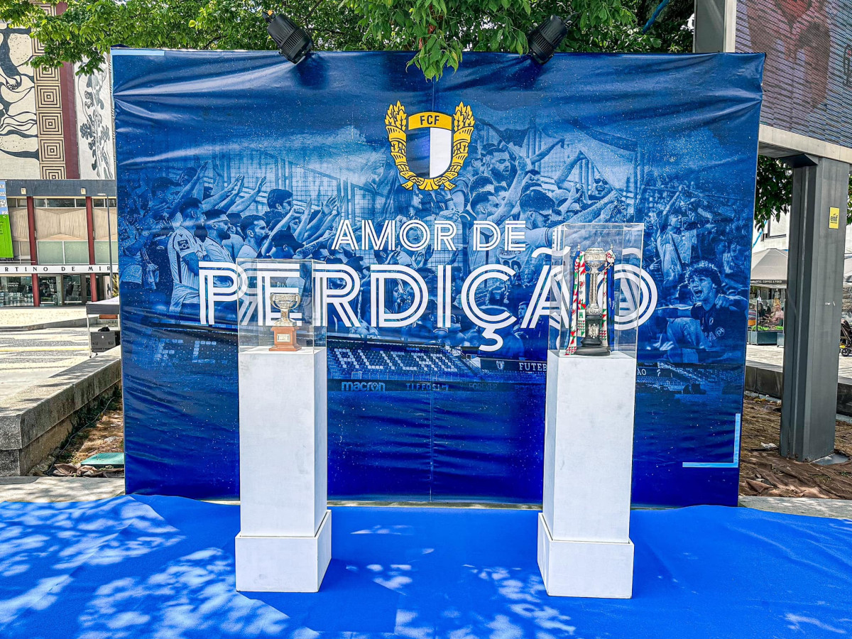 FC Famalicão exibe troféus nacionais no centro da cidade