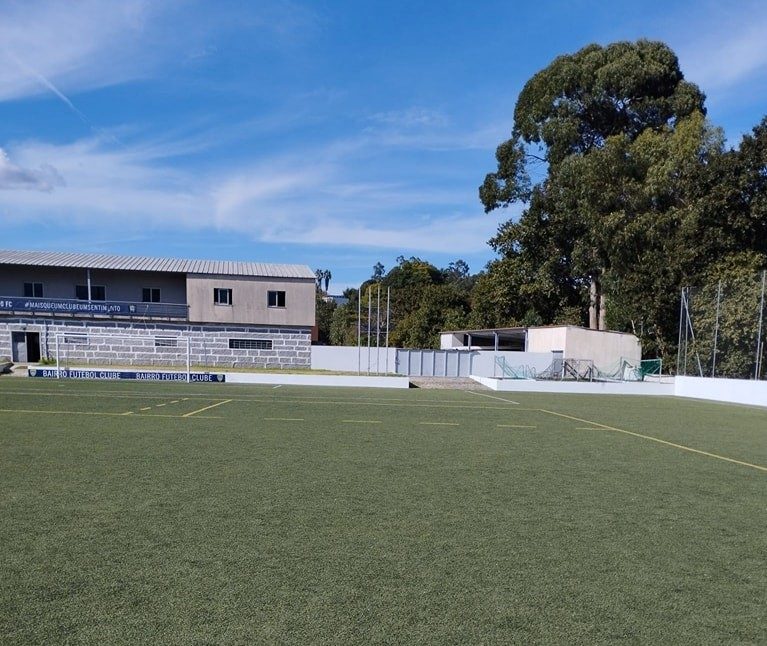 Famalicão: Campo da Ribeira (Bairro) pronto para a estreia na Pró-Nacional