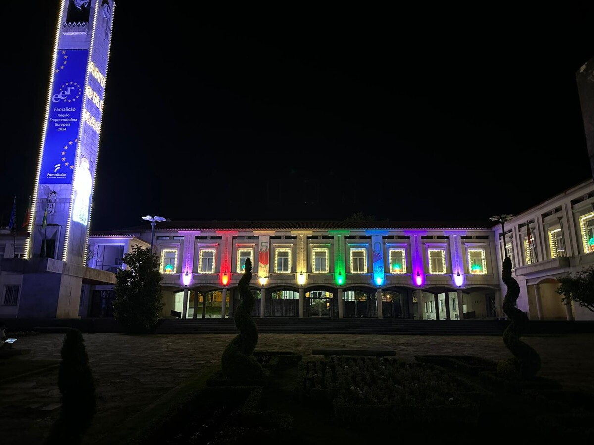 Famalicão: Este sábado, Câmara Municipal vai iluminar-se com as cores do arco-íris
