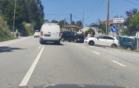 Famalicão: Um ferido em colisão entre automóveis na freguesia de Cruz