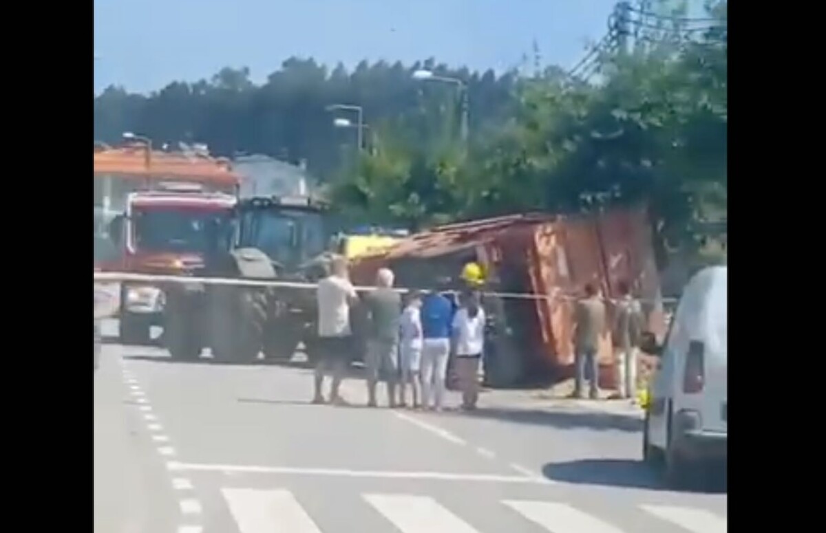 Barcelos: Um ferido grave em acidente com reboque de trator que tombou sobre carro