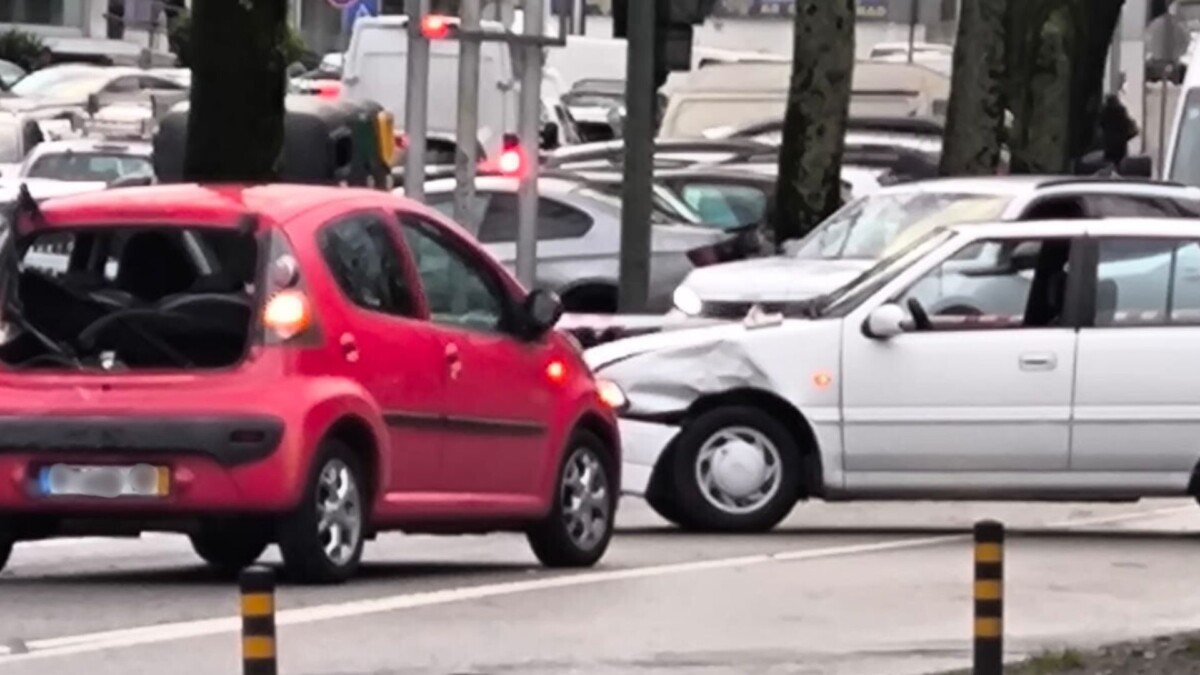 Famalicão: Acidente na Avenida Carlos Bacelar faz um ferido e condiciona o trânsito