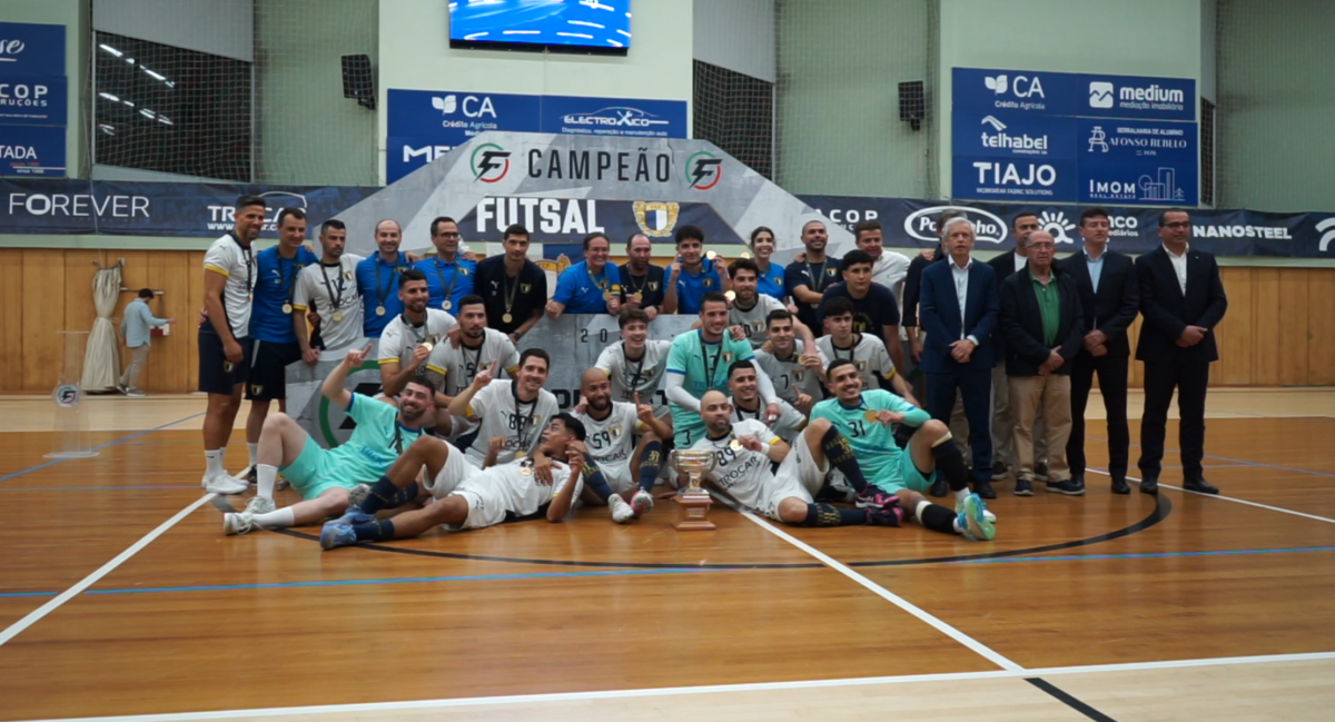 FC Famalicão ergue a taça de campeão nacional de futsal