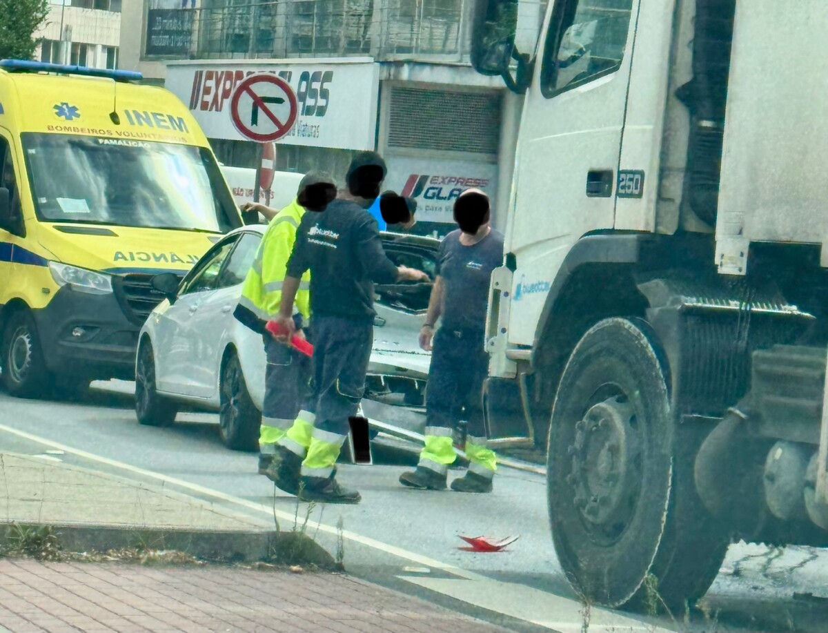Famalicão: Colisão entre carro e camião do lixo na Av. 9 de Julho