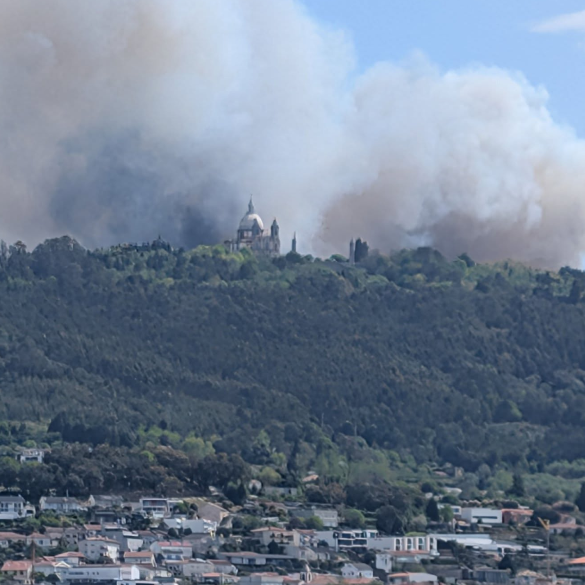 Arde perto do Santuário do Sameiro em Braga: 70 bombeiros combatem as chamas