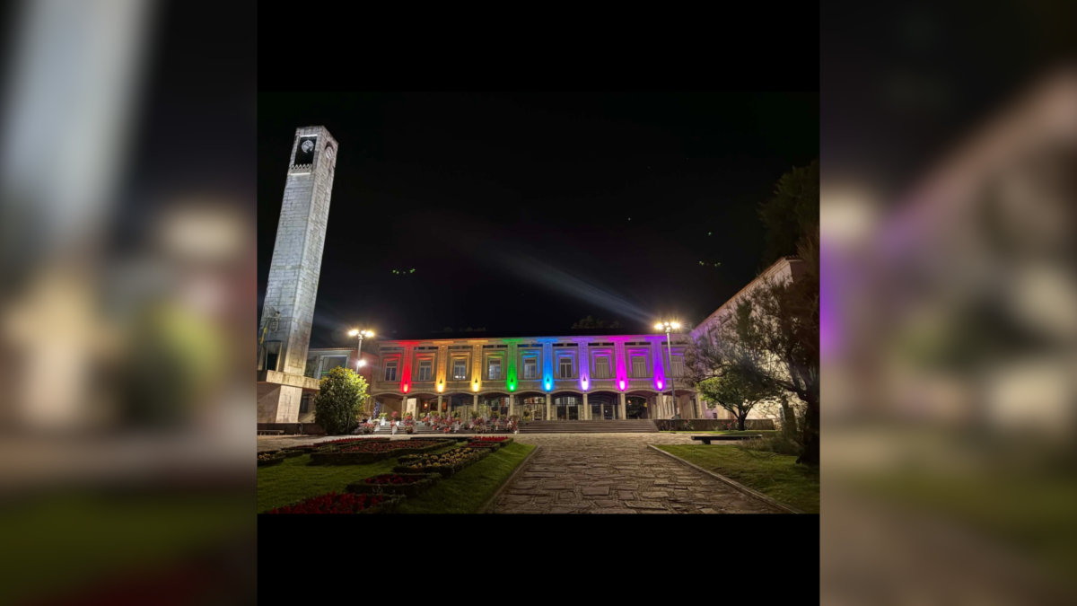 Cores do arco-íris nos Paços do Concelho de Famalicão contra a Homofobia, Transfobia e Bifobia