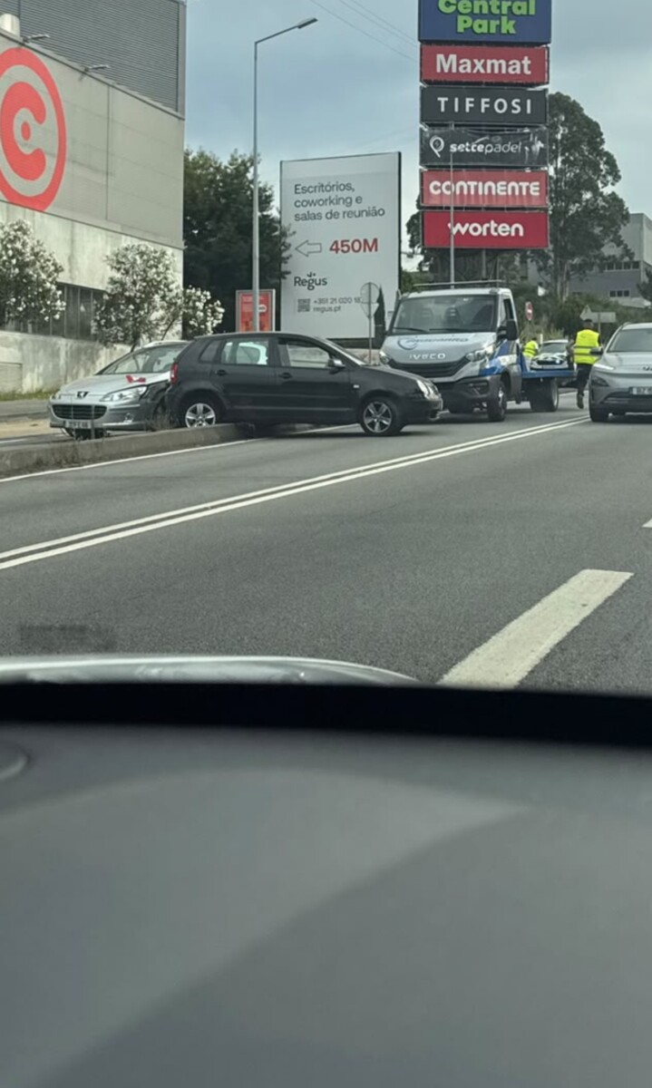 Famalicão: Colisão entre viaturas junto ao antigo Lago Discount